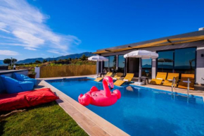 Fethiyede Deniz Manzaralı Havuzlu 3+1 ViLLA